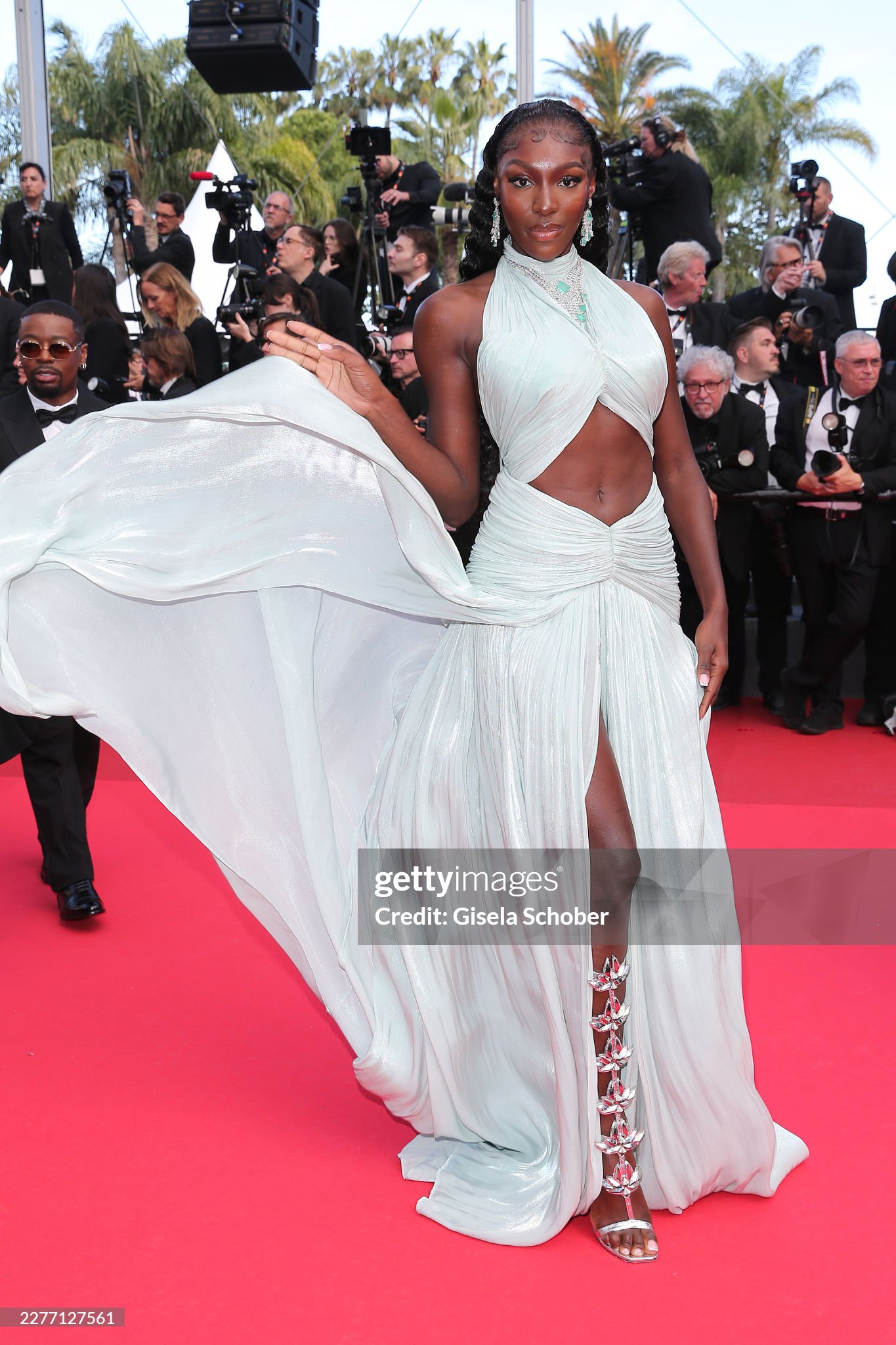 Thảm đỏ Cannes ng&agrave;y 8: Nữ ho&agrave;ng tho&aacute;t y sexy kh&ocirc;ng thể rời mắt, "c&ocirc; b&eacute; đẹp nhất thế giới" bất ngờ bị ch&ecirc;- Ảnh 32.