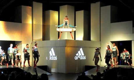 Nike v&agrave; m&agrave;n &ldquo;nẫng tay tr&ecirc;n&rdquo; spotlight của Adidas: Cuộc đối đầu đi v&agrave;o lịch sử ng&agrave;nh Marketing- Ảnh 4.