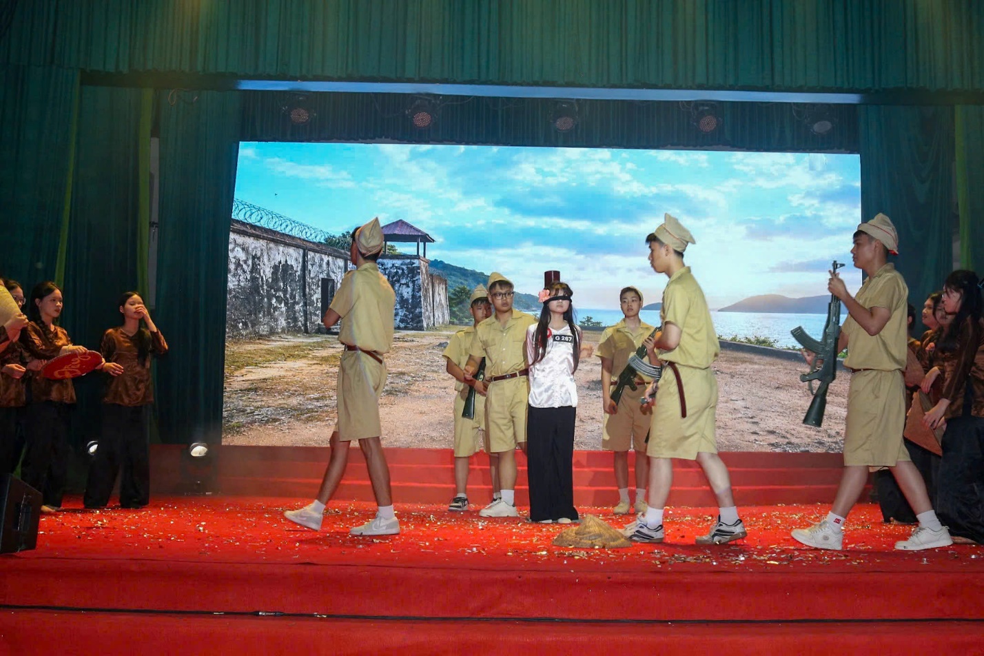 Học sinh H&agrave; Nội tỏa s&aacute;ng s&acirc;n khấu tiếng Anh - Ảnh 3.