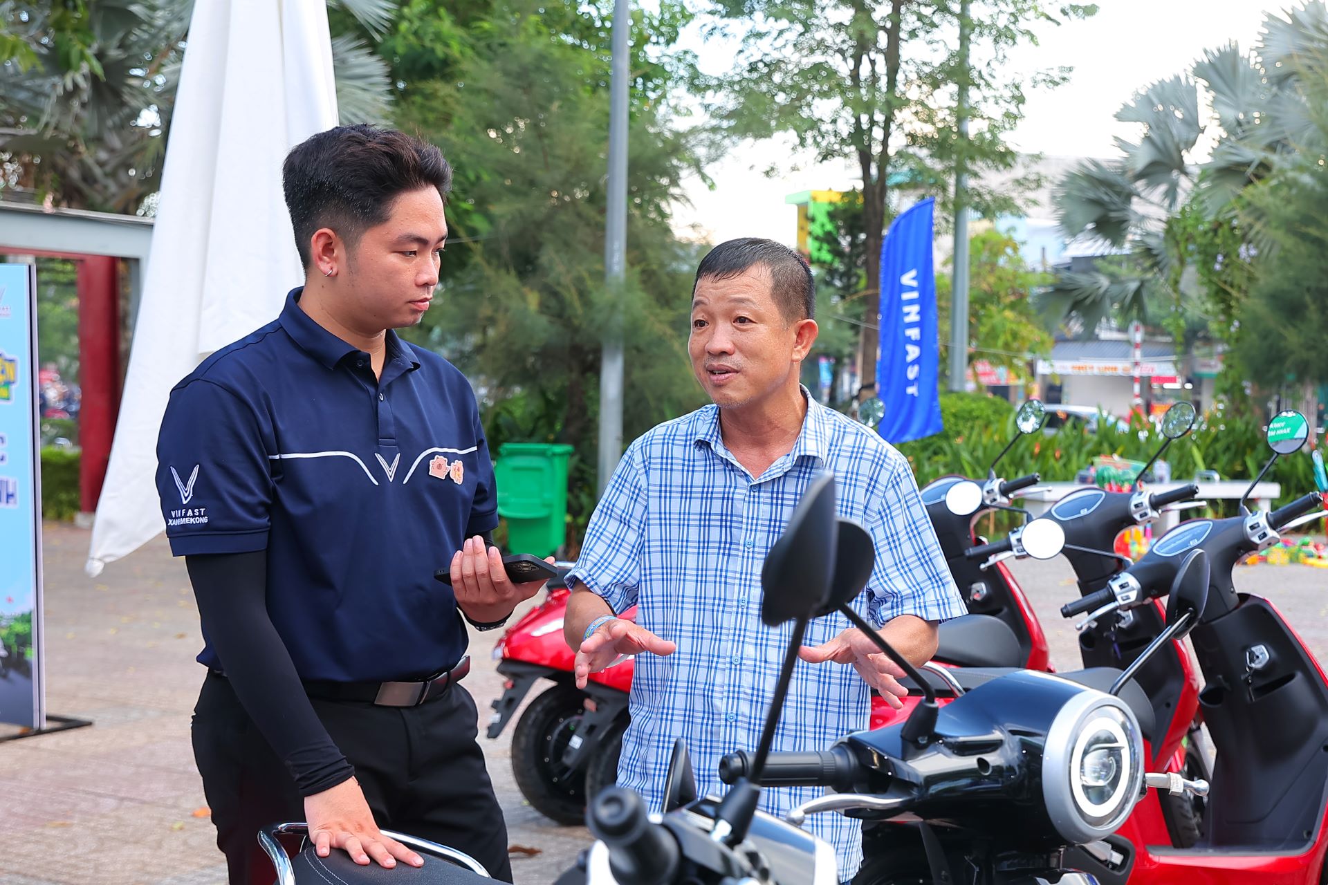 Bộ đ&ocirc;i Evo v&agrave; Evo Lite h&uacute;t kh&aacute;ch tại sự kiện &ldquo;Đổi xăng lấy điện&rdquo;: Gi&aacute; trong tầm tay, đổi pin chỉ 1 ph&uacute;t - Ảnh 4.