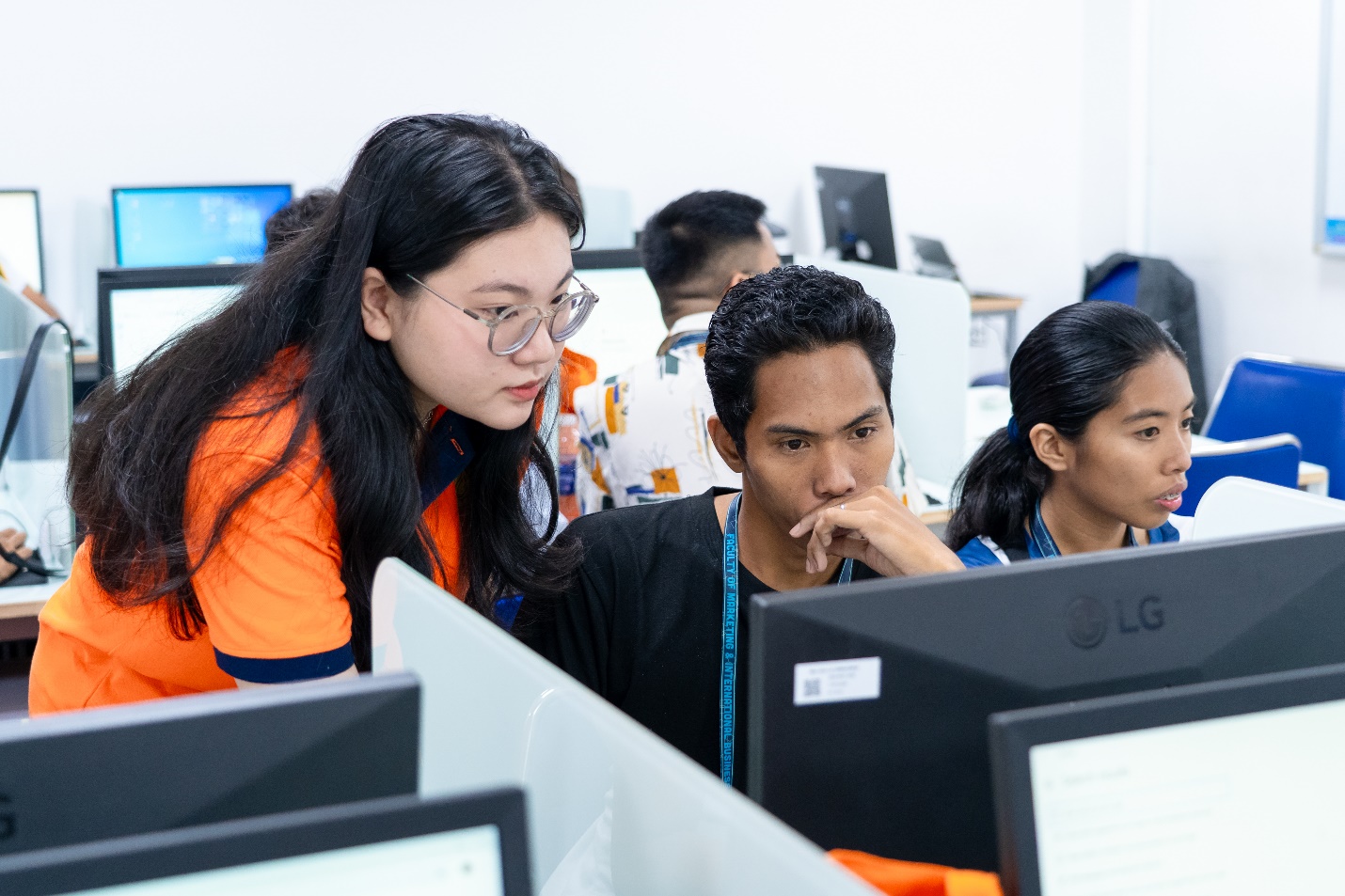 Sinh vi&ecirc;n HUTECH bước v&agrave;o &ldquo;lớp học hội nhập&rdquo; c&ugrave;ng bạn b&egrave; quốc tế - Ảnh 4.
