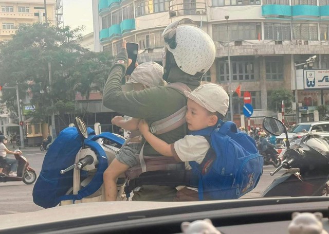 Bức ảnh "mẹ c&acirc;n tất" đang viral: Ch&uacute;ng ta từ những c&ocirc; g&aacute;i tr&oacute;i g&agrave; kh&ocirc;ng chặt, sau 9 th&aacute;ng 10 ng&agrave;y đều trở th&agrave;nh si&ecirc;u nh&acirc;n hết!- Ảnh 1.