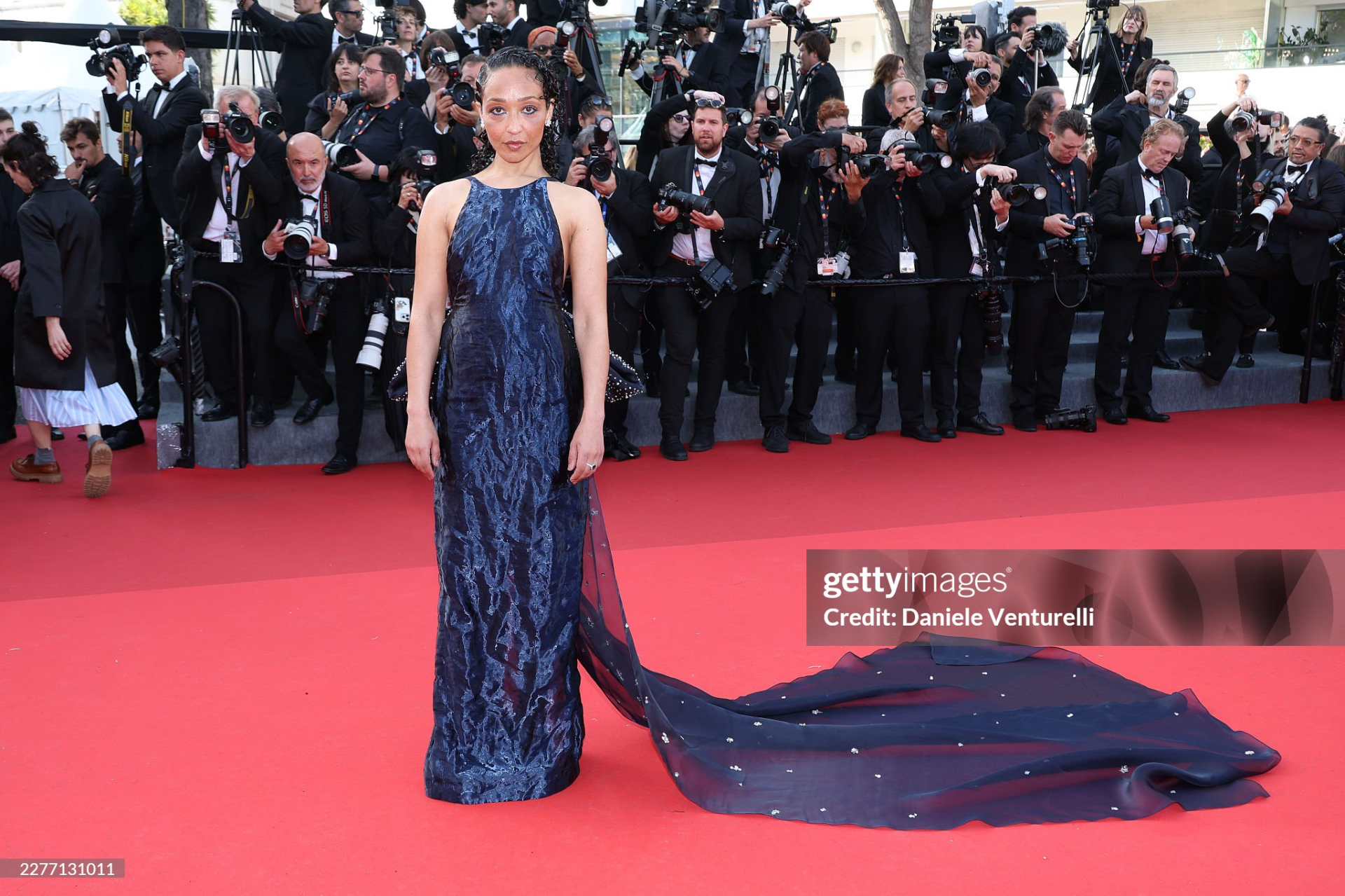 Thảm đỏ Cannes ng&agrave;y 8: Nữ ho&agrave;ng tho&aacute;t y sexy kh&ocirc;ng thể rời mắt, "c&ocirc; b&eacute; đẹp nhất thế giới" bất ngờ bị ch&ecirc;- Ảnh 24.