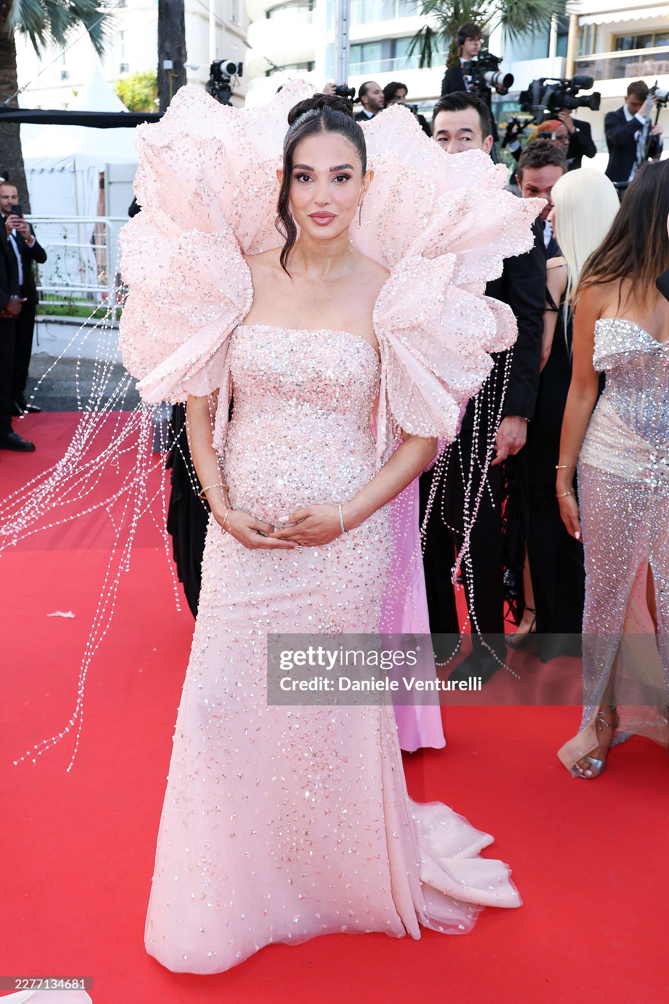 Thảm đỏ Cannes ng&agrave;y 8: Nữ ho&agrave;ng tho&aacute;t y sexy kh&ocirc;ng thể rời mắt, "c&ocirc; b&eacute; đẹp nhất thế giới" bất ngờ bị ch&ecirc;- Ảnh 33.