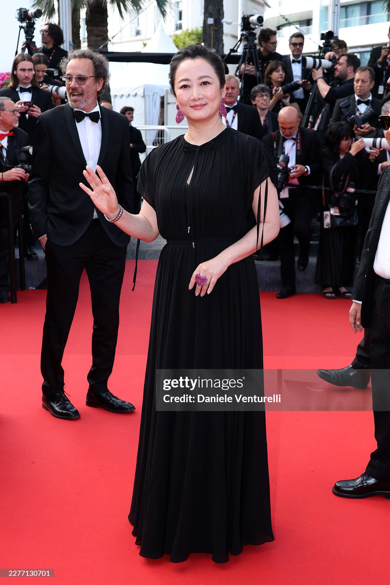 Thảm đỏ Cannes ng&agrave;y 8: Nữ ho&agrave;ng tho&aacute;t y sexy kh&ocirc;ng thể rời mắt, "c&ocirc; b&eacute; đẹp nhất thế giới" bất ngờ bị ch&ecirc;- Ảnh 20.