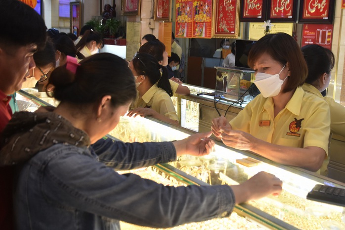 Gi&aacute; v&agrave;ng h&ocirc;m nay 19-5: Tăng mạnh trở lại- Ảnh 1.