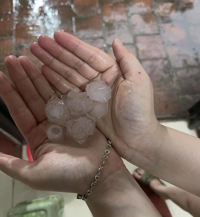 Hà Nội và nhiều tỉnh miền Bắc xuất hiện mưa đá trắng trời- Ảnh 2.