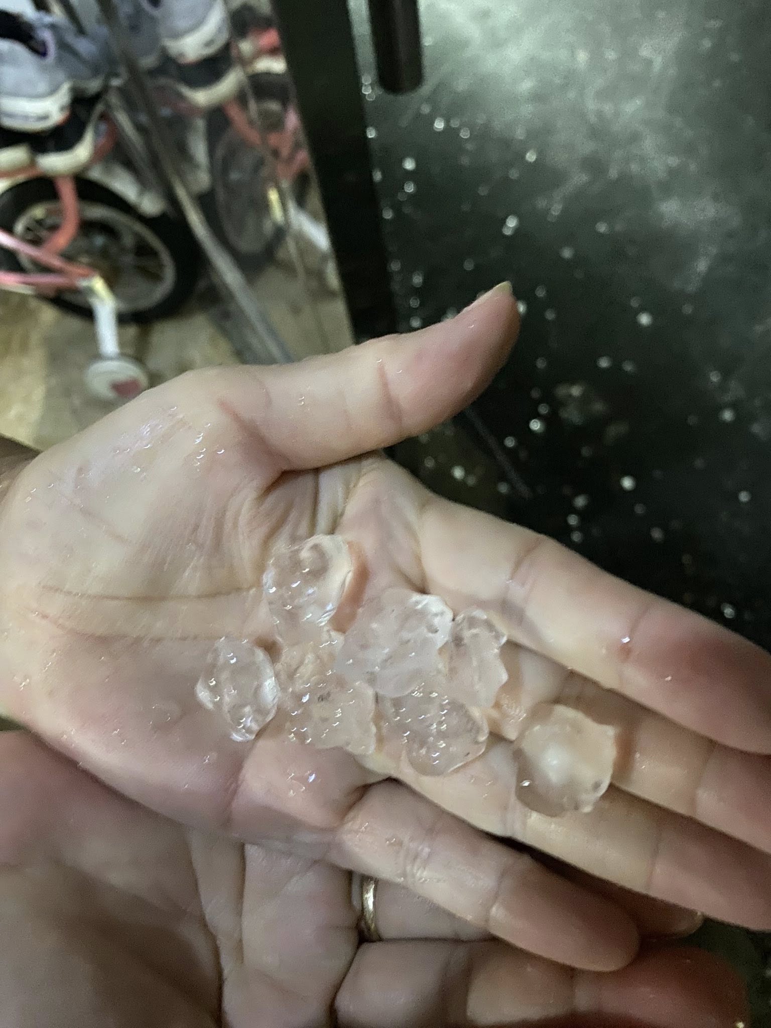 Hà Nội và nhiều tỉnh miền Bắc xuất hiện mưa đá trắng trời- Ảnh 1.