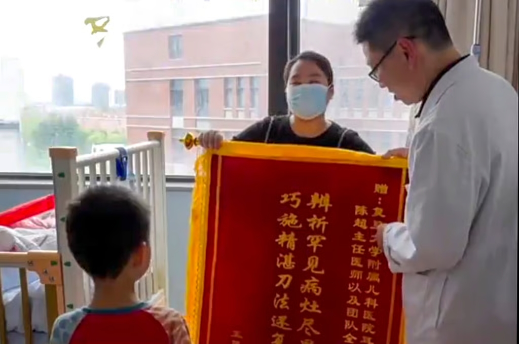 B&eacute; trai 6 tuổi ph&aacute;t hiện &ldquo;khối u anh em song sinh&rdquo; trong cổ họng, b&aacute;c sĩ nghẹt thở cứu sống kịp thời - Ảnh 2.