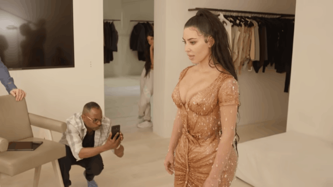 Kim Kardashian v&agrave; c&ocirc;ng cuộc &ldquo;th&agrave; chết cũng phải đẹp&rdquo; ở Met Gala: Giảm 7kg trong 3 tuần, siết eo tới mức tổn thương cơ thể- Ảnh 2.