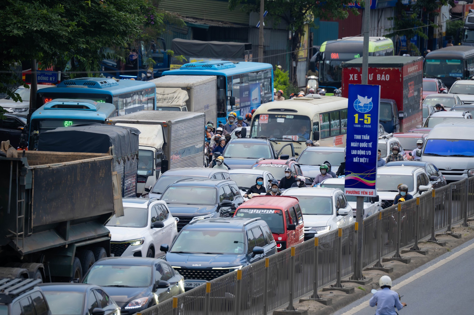 Trốn kẹt xe nên lên Hà Nội sớm, trên đường không chỗ nào là không kẹt xe!- Ảnh 2.