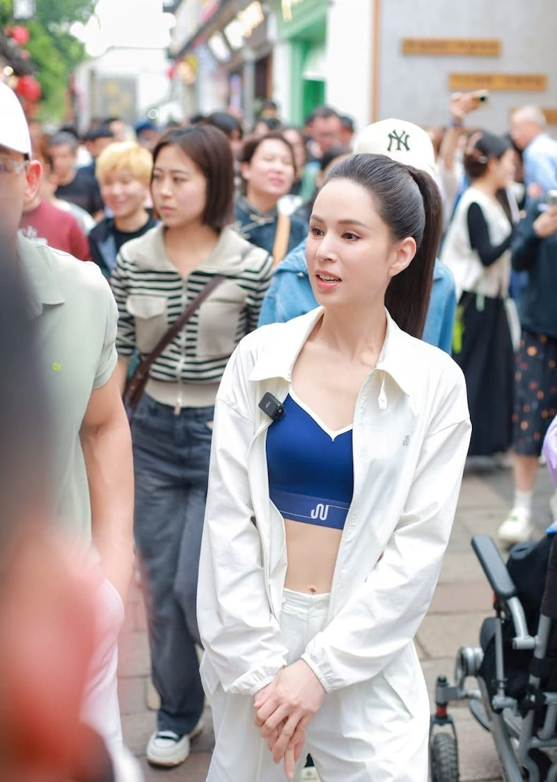 Nhan sắc thật của "Tiểu Long Nữ" L&yacute; Nhược Đồng khiến d&acirc;n t&igrave;nh sốc nặng, bảo sao hải quan cũng phải chặn lại- Ảnh 4.