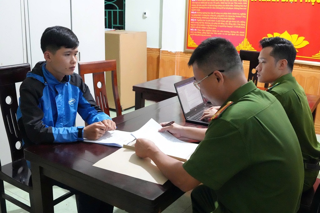 C&ocirc;ng an l&agrave;m việc với shipper Nguyễn Đ&igrave;nh Hảo về số tiền 7,5 triệu đồng - Ảnh 1.