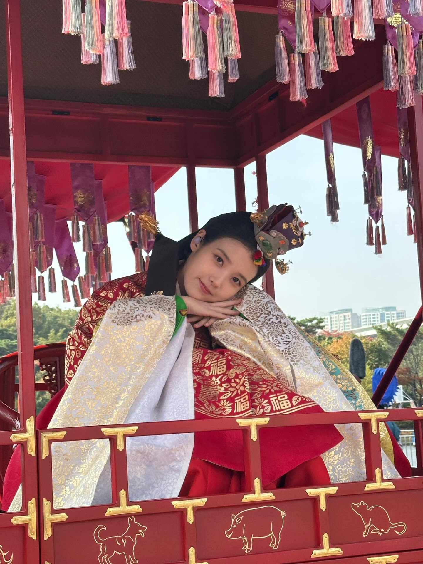 Từ nhỏ đến lớn chưa thấy đ&aacute;m cưới n&agrave;o đẹp vậy: C&ocirc; d&acirc;u xinh y&ecirc;u như b&uacute;p b&ecirc;, ch&uacute; rể cao sang hơn người- Ảnh 4.