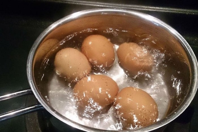 Người đ&agrave;n &ocirc;ng 35 tuổi ăn 50 quả trứng l&ograve;ng đ&agrave;o trong nửa th&aacute;ng để kiểm so&aacute;t c&acirc;n nặng: B&aacute;c sĩ cảnh b&aacute;o!- Ảnh 2.