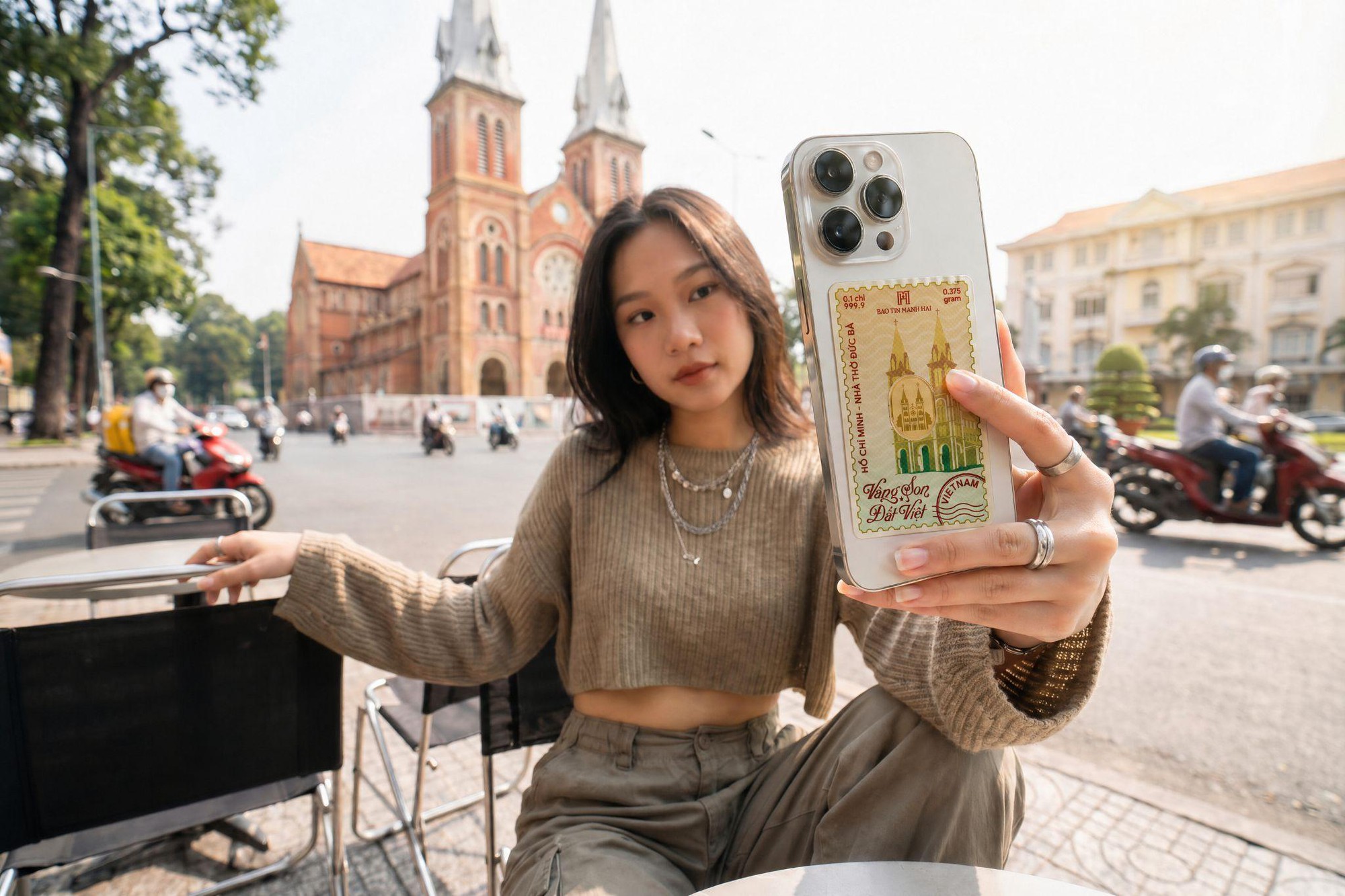 Qu&ecirc;n nam ch&acirc;m đi, Gen Z rộ trend "flex" thẻ v&agrave;ng 0.1 chỉ m&ugrave;a x&ecirc; dịch- Ảnh 1.