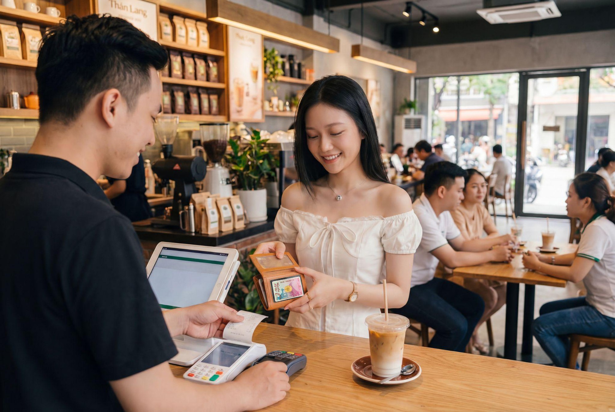 Qu&ecirc;n nam ch&acirc;m đi, Gen Z rộ trend "flex" thẻ v&agrave;ng 0.1 chỉ m&ugrave;a x&ecirc; dịch- Ảnh 4.