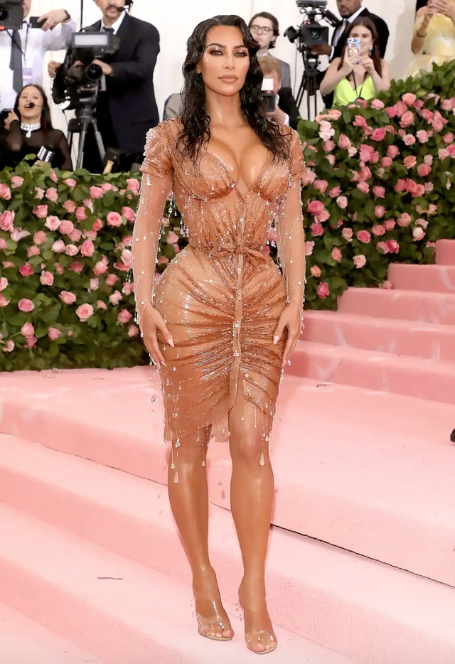 Kim Kardashian v&agrave; c&ocirc;ng cuộc &ldquo;th&agrave; chết cũng phải đẹp&rdquo; ở Met Gala: Giảm 7kg trong 3 tuần, siết eo tới mức tổn thương cơ thể- Ảnh 1.