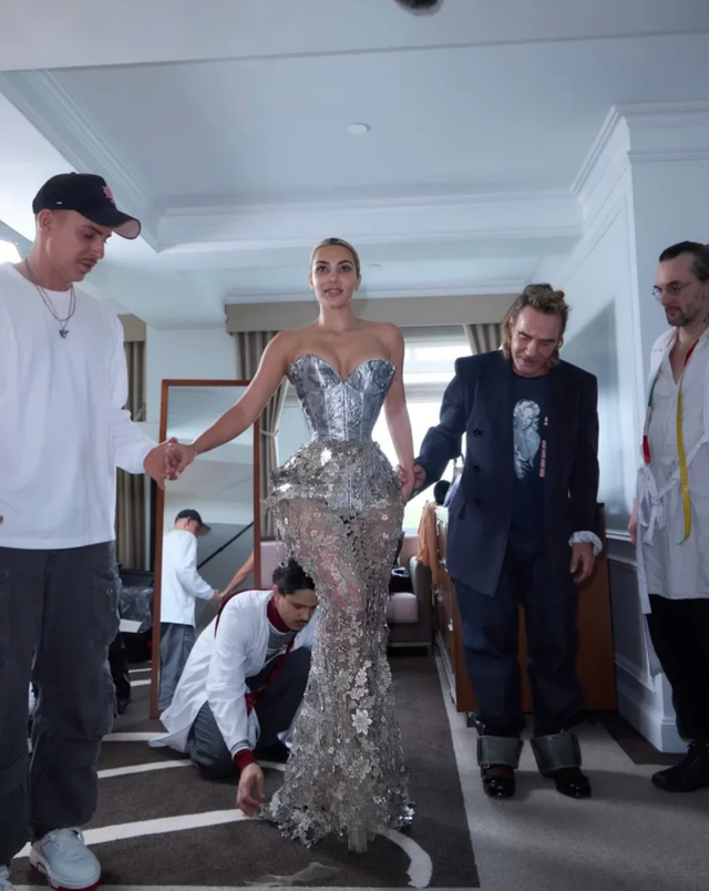 Kim Kardashian v&agrave; c&ocirc;ng cuộc &ldquo;th&agrave; chết cũng phải đẹp&rdquo; ở Met Gala: Giảm 7kg trong 3 tuần, siết eo tới mức tổn thương cơ thể- Ảnh 12.