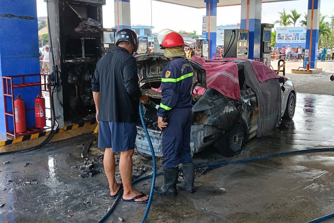 C&ocirc;ng an th&ocirc;ng tin nguy&ecirc;n nh&acirc;n ban đầu vụ ch&aacute;y &ocirc; t&ocirc; ở c&acirc;y xăng khiến 2 thiếu ni&ecirc;n tử vong- Ảnh 1.