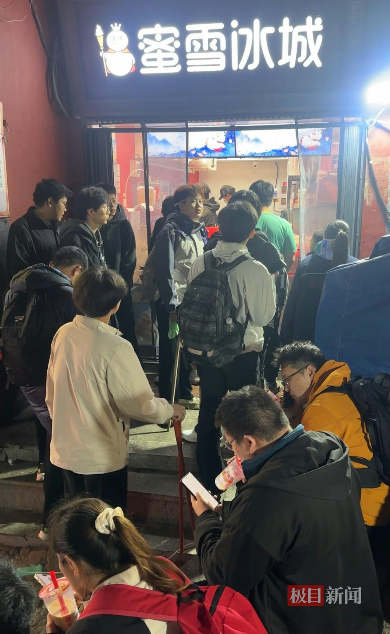 1.000 "kiếp nạn" tour đ&ecirc;m leo n&uacute;i săn b&igrave;nh minh dịp lễ: Trải chiếu ngủ sảnh kh&aacute;ch sạn gi&aacute; 380.000 đồng/người, Mixue k&iacute;n chỗ l&uacute;c 2h s&aacute;ng- Ảnh 2.