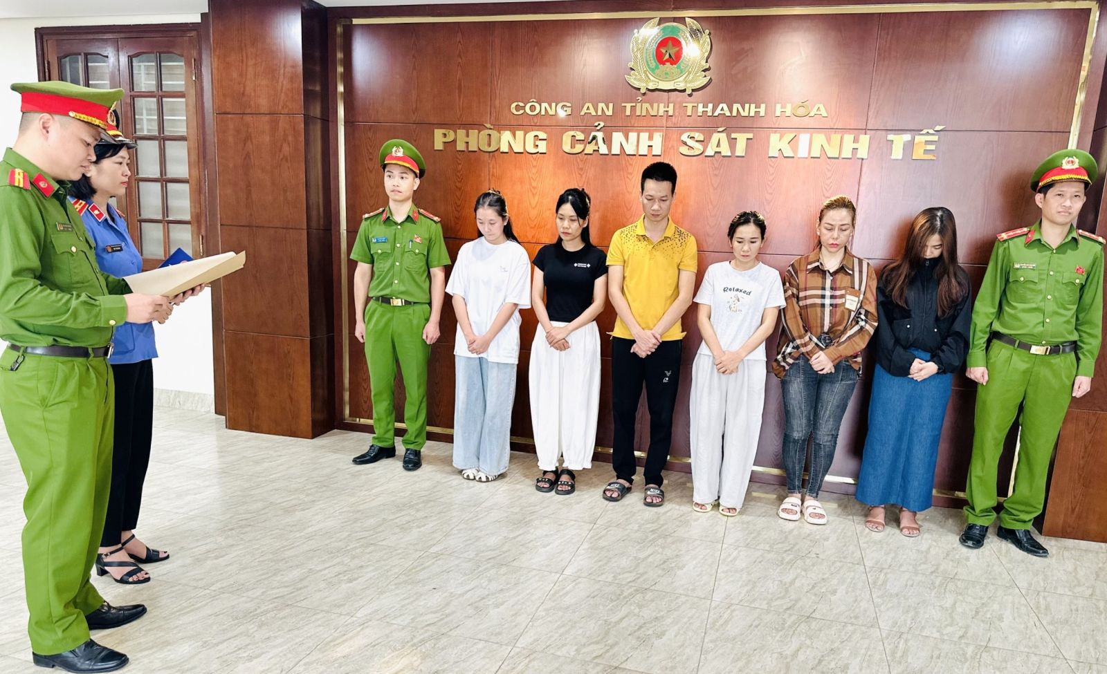 Triệt ph&aacute; đường d&acirc;y bu&ocirc;n b&aacute;n nước hoa "khủng" giả mạo c&aacute;c thương hiệu nổi tiếng thế giới - Ảnh 1.
