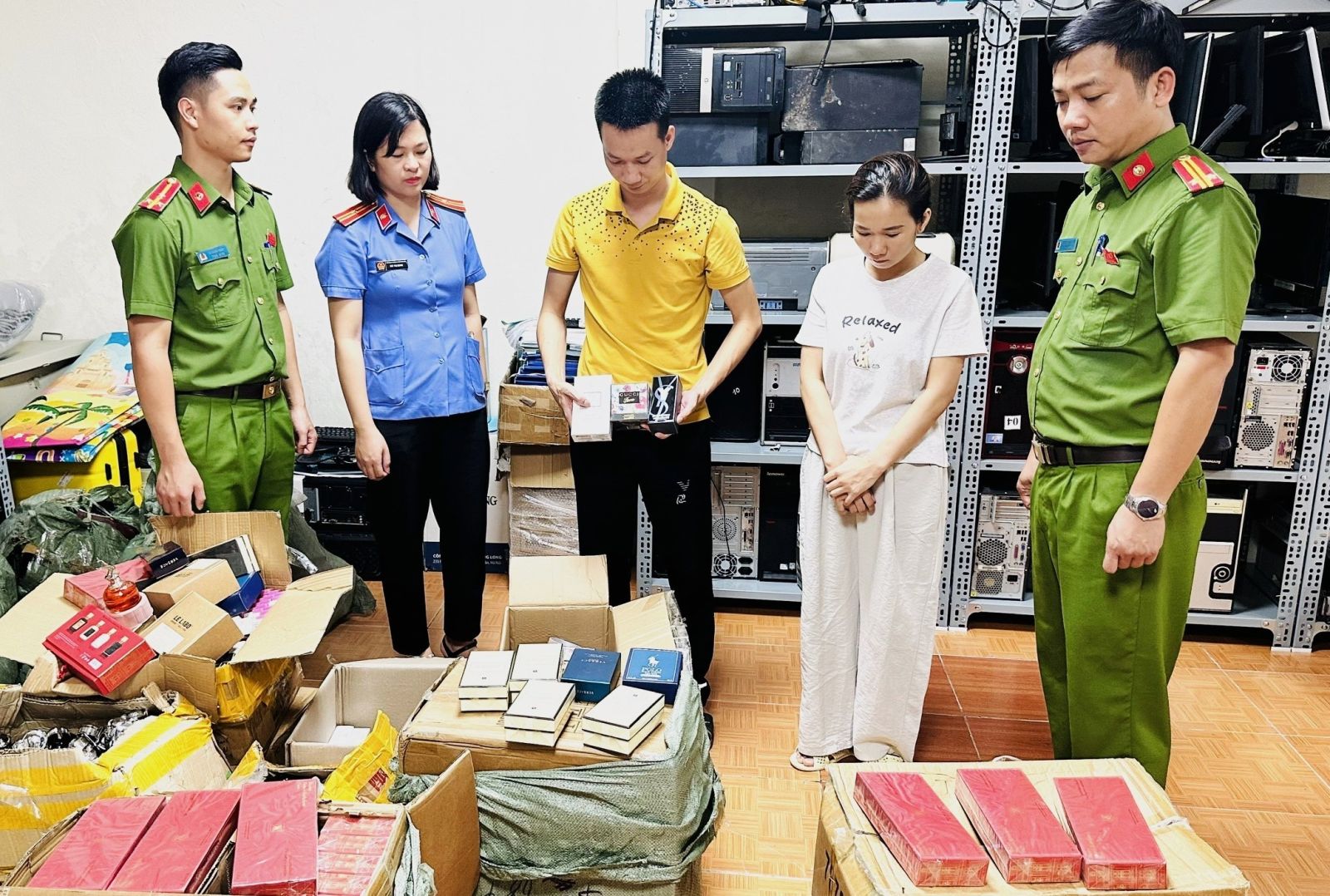 Triệt ph&aacute; đường d&acirc;y bu&ocirc;n b&aacute;n nước hoa "khủng" giả mạo c&aacute;c thương hiệu nổi tiếng thế giới - Ảnh 2.