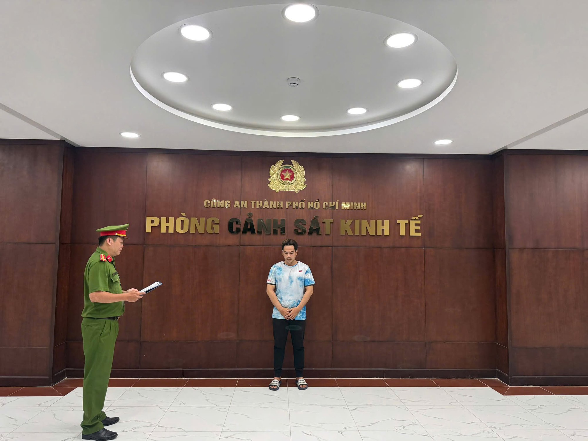 K.W Sneaker kinh doanh ra sao trước khi ông chủ bị khởi tố? Loạt page K.W Sneaker xuất hiện cập nhật mới- Ảnh 1. K.W Sneaker kinh doanh ra sao trước khi ông chủ bị khởi tố? Loạt page K.W Sneaker xuất hiện cập nhật mới- Ảnh 1.