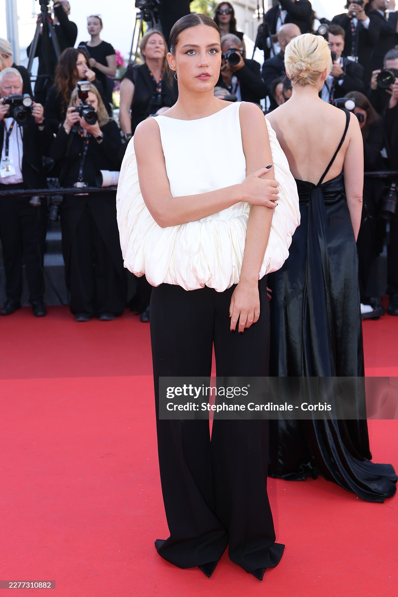 LHP Cannes ng&agrave;y 9: Bella Hadid hở bạo "chặt ch&eacute;m", ca sĩ Trung Quốc 18 tuổi "đại n&aacute;o" thảm đỏ- Ảnh 26.
