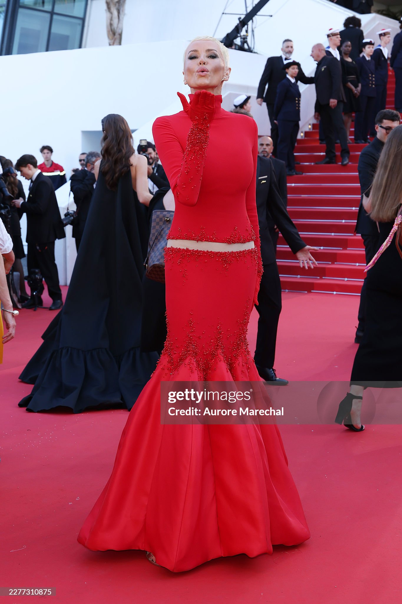 LHP Cannes ng&agrave;y 9: Bella Hadid hở bạo "chặt ch&eacute;m", ca sĩ Trung Quốc 18 tuổi "đại n&aacute;o" thảm đỏ- Ảnh 17.