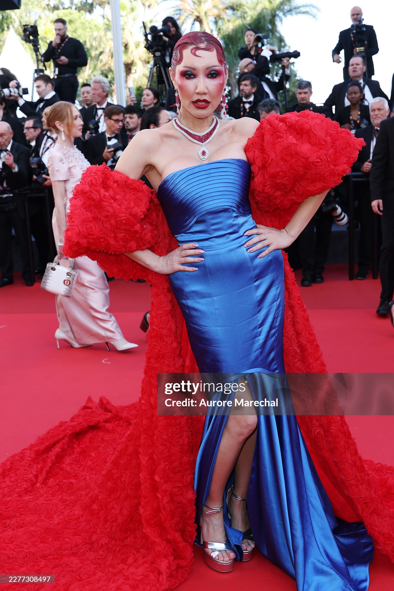 LHP Cannes ng&agrave;y 9: Bella Hadid hở bạo "chặt ch&eacute;m", ca sĩ Trung Quốc 18 tuổi "đại n&aacute;o" thảm đỏ- Ảnh 23.