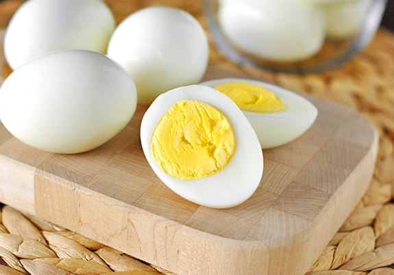 Ăn trứng h&agrave;ng ng&agrave;y suốt 1 năm, người phụ nữ 63 tuổi nhận tin vui - Ảnh 2.