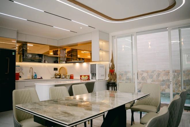 Cặp đ&ocirc;i quyền lực showbiz ở biệt thự ngoại &ocirc; sang như resort 5*: S&acirc;n thượng rộng đến mức c&oacute; thể đạp xe, hồ bơi ri&ecirc;ng trong khu&ocirc;n vi&ecirc;n nh&agrave;- Ảnh 10.