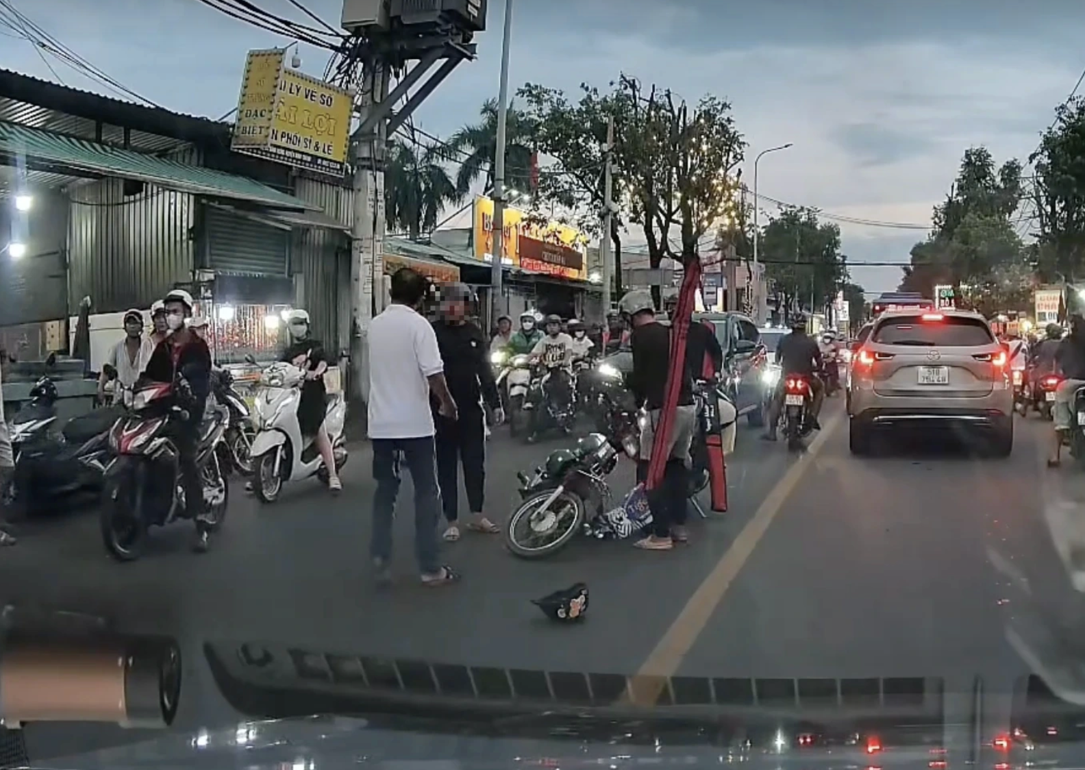 Lộ diện thanh ni&ecirc;n đi Vario đấm đ&aacute; t&uacute;i bụi người chở bia giữa đường để "đ&ograve;i lại c&ocirc;ng bằng" cho bạn g&aacute;i- Ảnh 3.