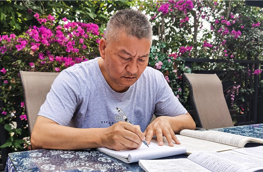 27 lần dự kỳ thi đại học khốc liệt nhất thế giới vẫn chưa dừng lại, th&iacute; sinh U60 g&acirc;y b&atilde;o mạng - Ảnh 1.