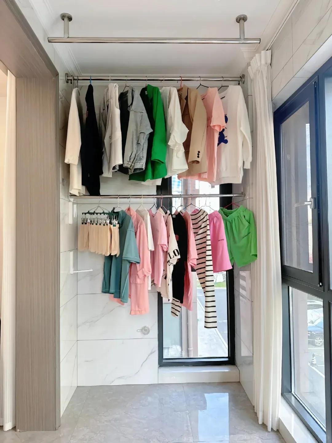 Ban c&ocirc;ng đẹp mấy cũng &ldquo;toang&rdquo; nếu phơi đồ kiểu cũ: Nhiều gia đ&igrave;nh đang &acirc;m thầm đổi sang c&aacute;ch n&agrave;y v&igrave; qu&aacute; gọn v&agrave; đỡ qu&ecirc;- Ảnh 2.