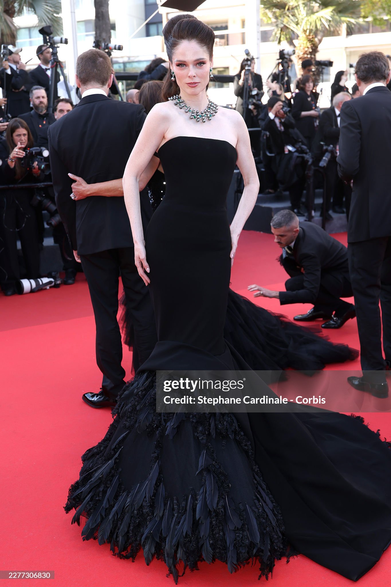 LHP Cannes ng&agrave;y 9: Bella Hadid hở bạo "chặt ch&eacute;m", ca sĩ Trung Quốc 18 tuổi "đại n&aacute;o" thảm đỏ- Ảnh 10.
