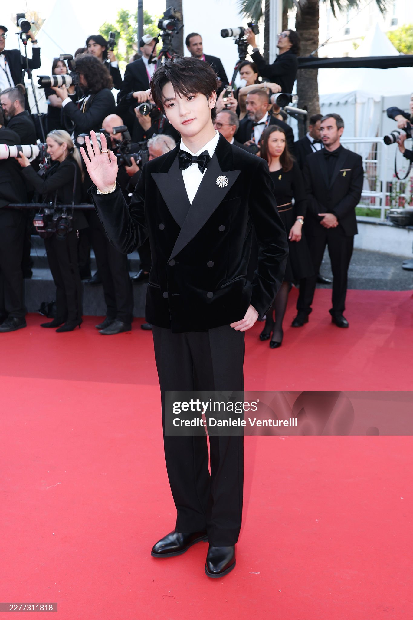 LHP Cannes ng&agrave;y 9: Bella Hadid hở bạo "chặt ch&eacute;m", ca sĩ Trung Quốc 18 tuổi "đại n&aacute;o" thảm đỏ- Ảnh 9.