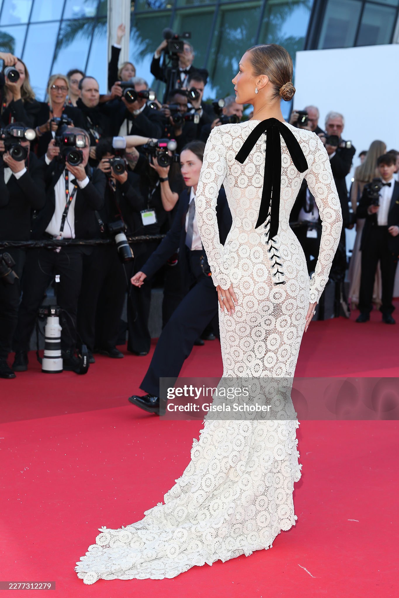 LHP Cannes ng&agrave;y 9: Bella Hadid hở bạo "chặt ch&eacute;m", ca sĩ Trung Quốc 18 tuổi "đại n&aacute;o" thảm đỏ- Ảnh 3.