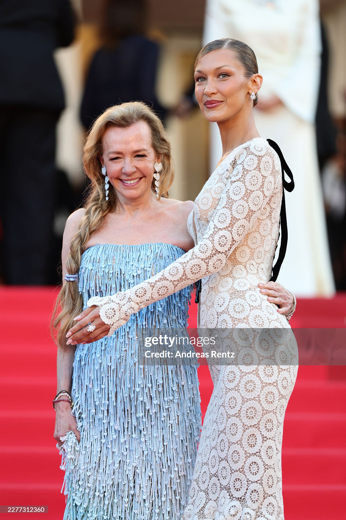 LHP Cannes ng&agrave;y 9: Bella Hadid hở bạo "chặt ch&eacute;m", ca sĩ Trung Quốc 18 tuổi "đại n&aacute;o" thảm đỏ- Ảnh 6.