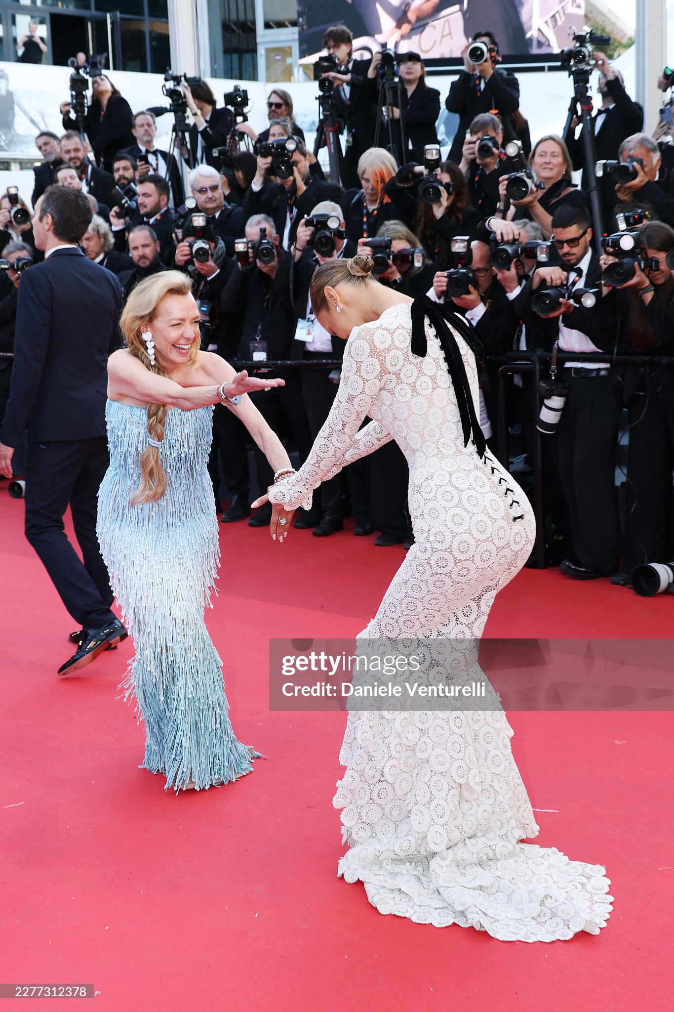 LHP Cannes ng&agrave;y 9: Bella Hadid hở bạo "chặt ch&eacute;m", ca sĩ Trung Quốc 18 tuổi "đại n&aacute;o" thảm đỏ- Ảnh 5.