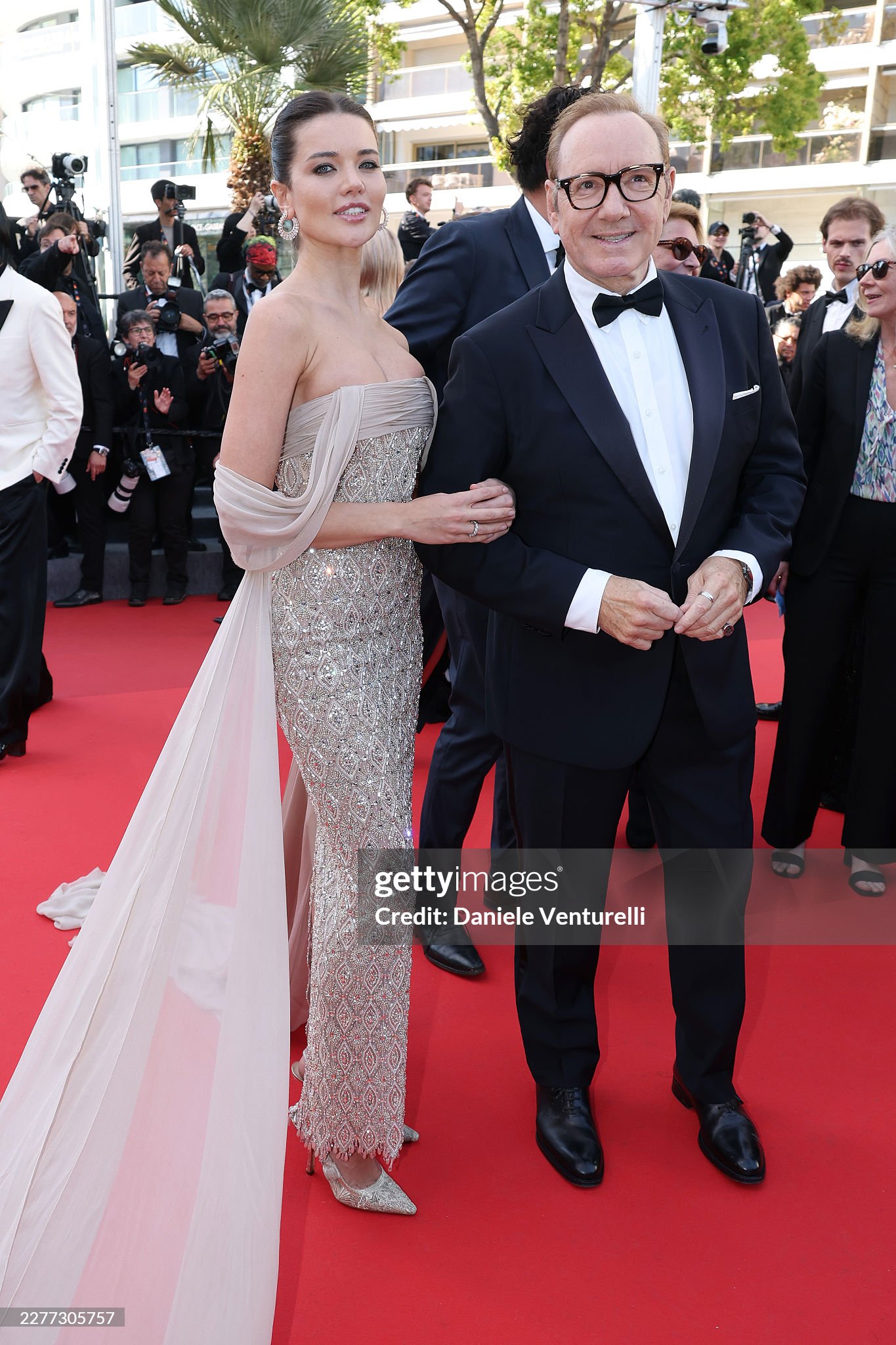 LHP Cannes ng&agrave;y 9: Bella Hadid hở bạo "chặt ch&eacute;m", ca sĩ Trung Quốc 18 tuổi "đại n&aacute;o" thảm đỏ- Ảnh 22.