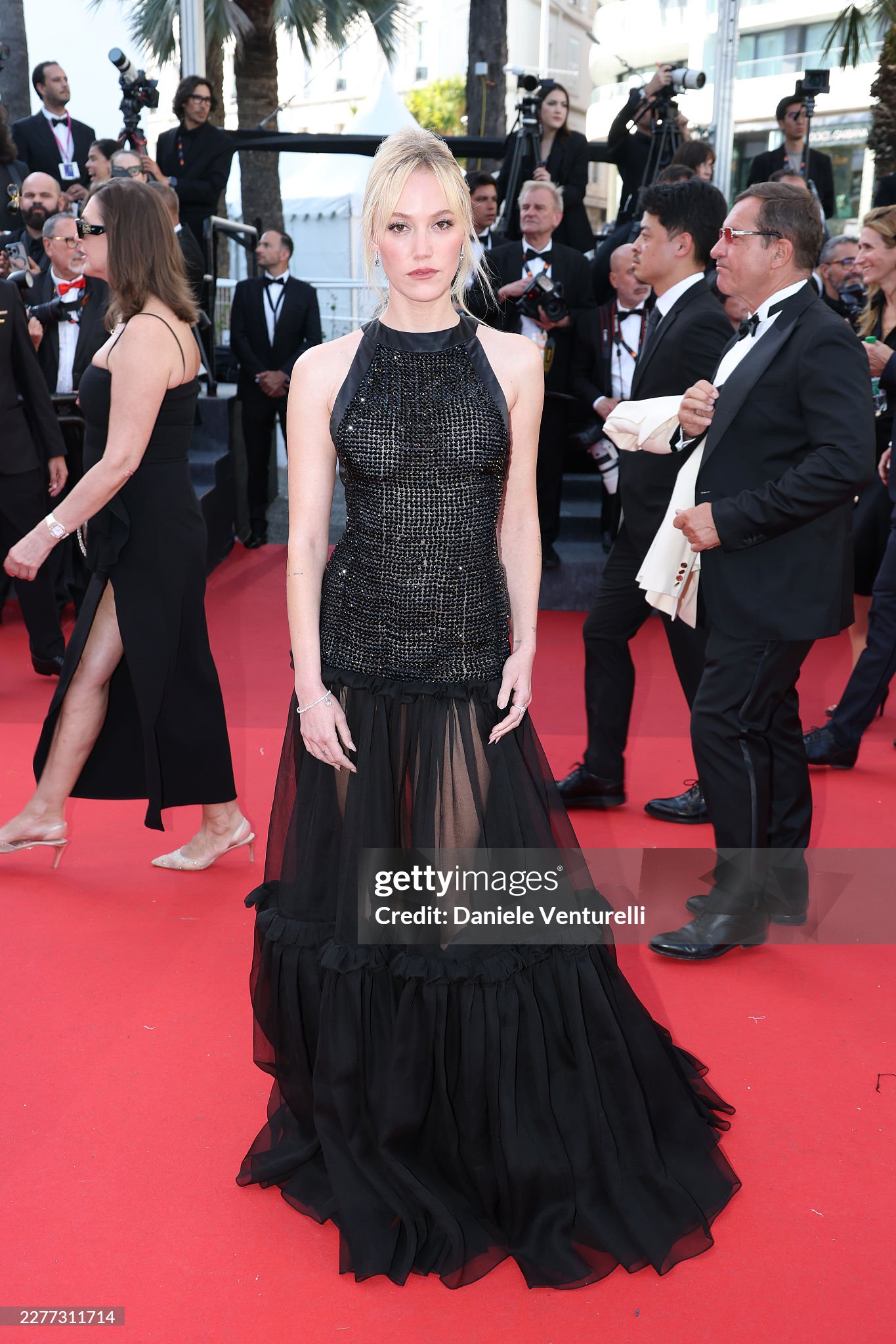 LHP Cannes ng&agrave;y 9: Bella Hadid hở bạo "chặt ch&eacute;m", ca sĩ Trung Quốc 18 tuổi "đại n&aacute;o" thảm đỏ- Ảnh 27.