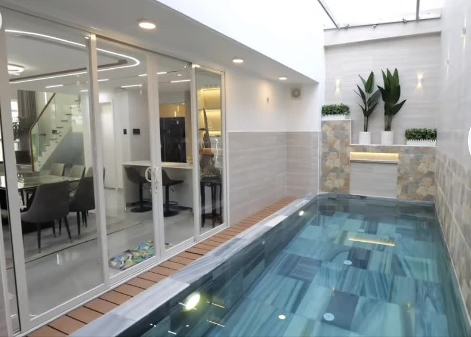 Cặp đ&ocirc;i quyền lực showbiz ở biệt thự ngoại &ocirc; sang như resort 5*: S&acirc;n thượng rộng đến mức c&oacute; thể đạp xe, hồ bơi ri&ecirc;ng trong khu&ocirc;n vi&ecirc;n nh&agrave;- Ảnh 11.