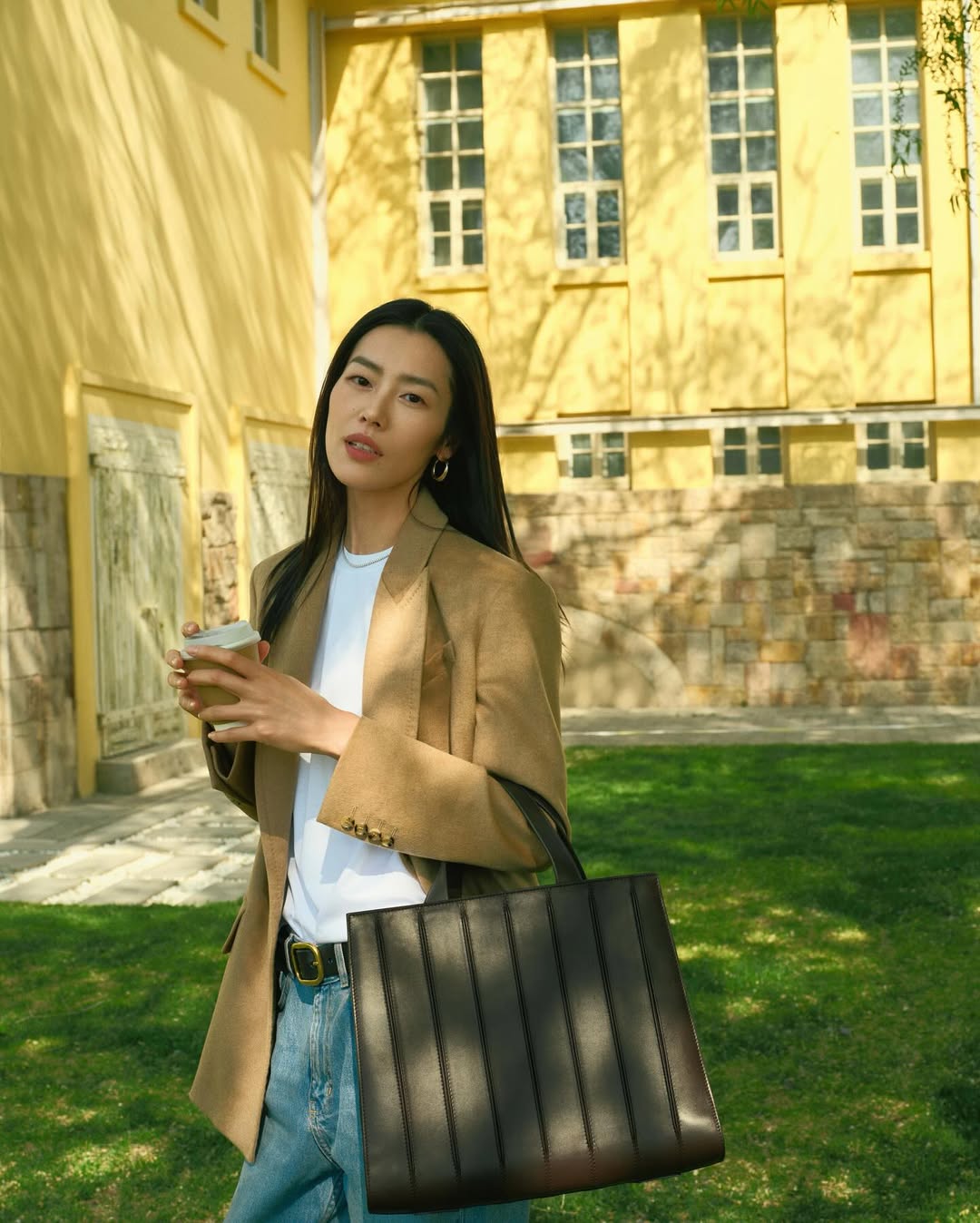 Mỹ nh&acirc;n c&oacute; nụ cười "ch&acirc;n th&agrave;nh nhất showbiz": Đời thường si&ecirc;u giản dị, mặc đồ basic m&agrave; kh&iacute; chất ngời ngời- Ảnh 8.