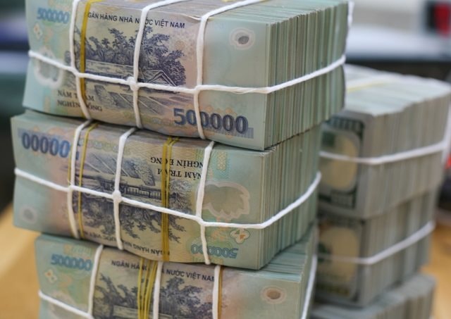 &ldquo;T&ocirc;i r&uacute;t to&agrave;n bộ sổ tiết kiệm rồi gửi lại để c&oacute; l&atilde;i suất cao hơn&rdquo;- Ảnh 1.