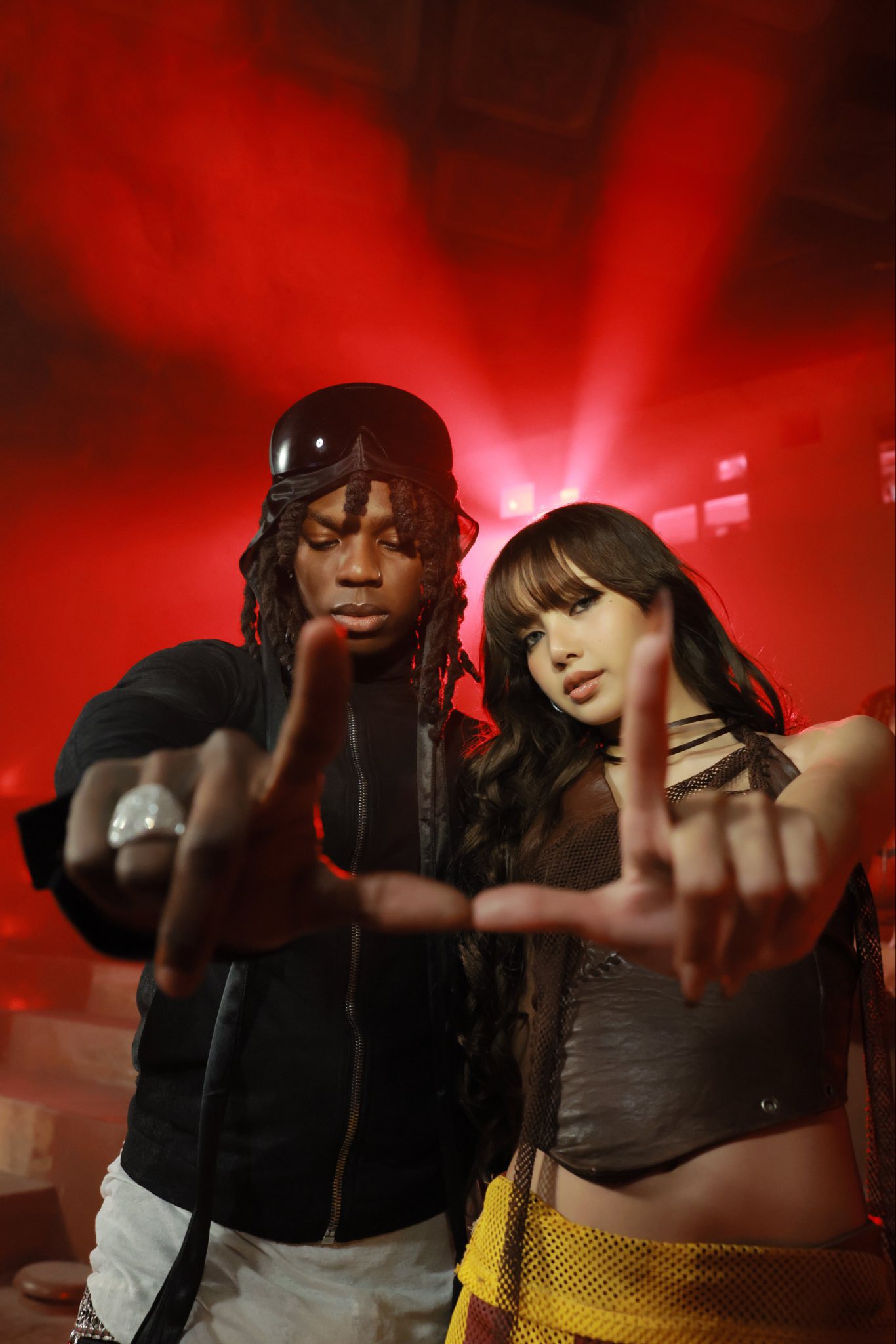 Gallery - Lisa lần đầu hát nhạc World Cup: Bắn rap đã tai, sắc vóc bốc lửa "đốt cháy" giải bóng lớn nhất hành tinh! - image 1