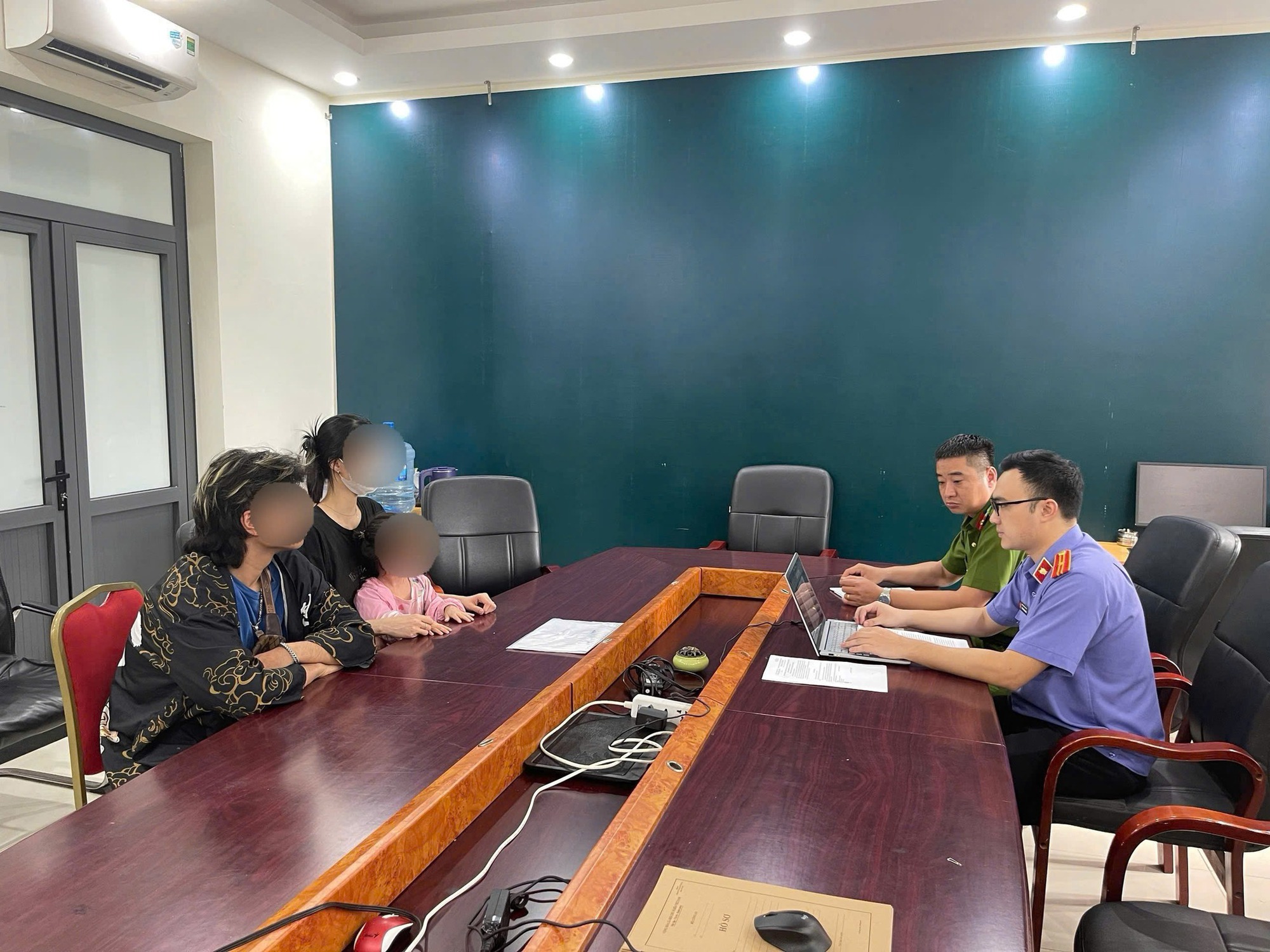 Mẹ đưa con gái đến quán bia tại Hà Nội lý giải thế nào về các vết thâm trên chân, nghi bị bạo hành?- Ảnh 2. Mẹ đưa con gái đến quán bia tại Hà Nội lý giải thế nào về các vết thâm trên chân, nghi bị bạo hành?- Ảnh 2.