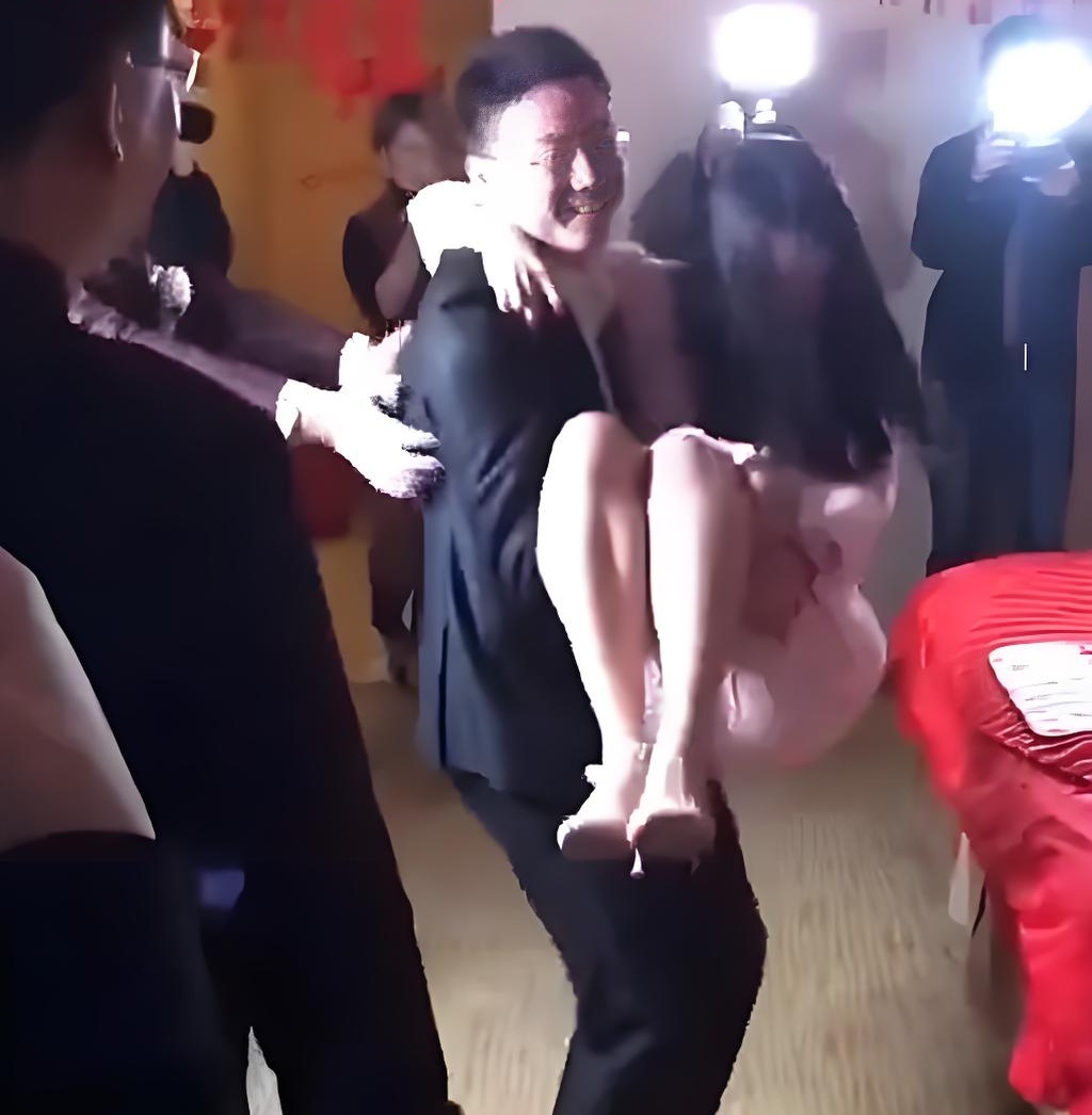 Chú rể vô tư bế thốc phù dâu trong lễ cưới, vẻ mặt của cô dâu khiến ai cũng hiểu: "To chuyện rồi"- Ảnh 1. Chú rể vô tư bế thốc phù dâu trong lễ cưới, vẻ mặt của cô dâu khiến ai cũng hiểu: "To chuyện rồi"- Ảnh 1.