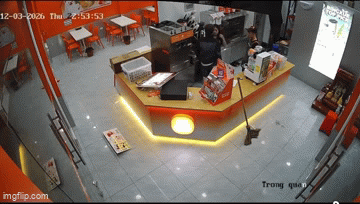 Nam thanh ni&ecirc;n t&uacute;m t&oacute;c đ&aacute;nh nữ nh&acirc;n vi&ecirc;n qu&aacute;n tr&agrave; sữa Bingxue v&igrave; "hết kem": H&agrave;nh động của 2 nam nh&acirc;n vi&ecirc;n chứng kiến g&acirc;y tranh c&atilde;i- Ảnh 2.